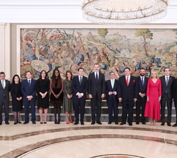 Fotografía de grupo de Su Majestad el Rey con el Comité Organizador del "Global Youth Leadership Forum"
