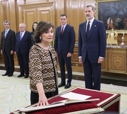 Doña Carmen Calvo, vicepresidenta primera del Gobierno y ministra de la Presidencia, Relaciones con las Cortes y Memoria Democrática, promete su cargo