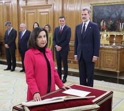 Doña Margarita Robles, ministra de Defensa, promete su cargo ante Su Majestad el Rey