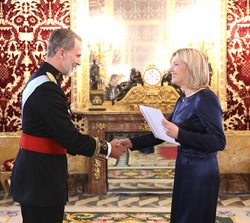 Su Majestad el Rey recibe la carta credencial de manos de Danka Savić, Embajadora de Bosnia y Herzegovina
