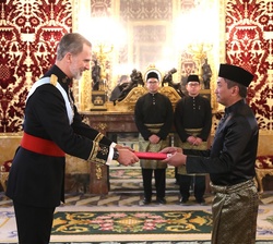 Su Majestad el Rey recibe la carta credencial de manos de Akmal Bin Che Mustafa, Embajador de Malasia