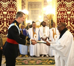 Su Majestad el Rey recibe la carta credencial de manos de Kane Boubakar, Embajador de la República Islámica de Mauritania