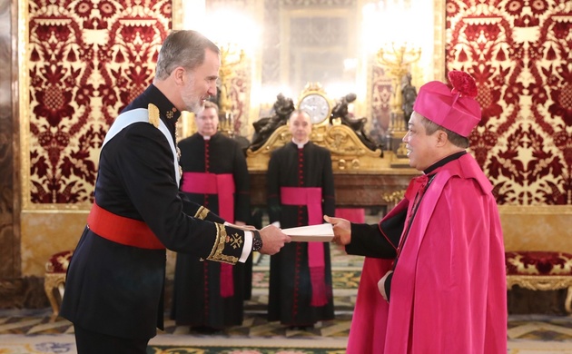 Su Majestad el Rey recibe la carta credencial de manos de Monseñor Bernardito Cleopas Auza, Nuncio Apostolico de la Santa Sede