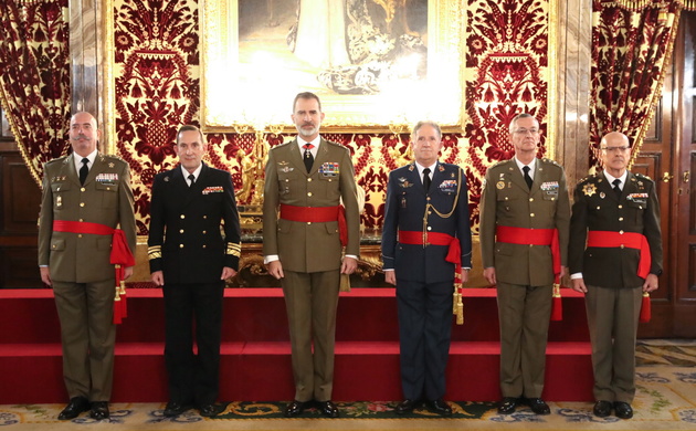 Fotografía de grupo de Su Majestad el Rey con un grupo de generales de división y vicealmirante