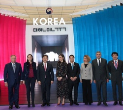 Su Majestad la Reina en el Pabellón de Corea, socio FITUR y país invitado, acompañada del ministro de Turismo del país asiático y su embajador en Espa
