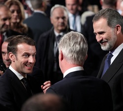 Su Majestad el Rey conversa con el presidente Macron y Su Majestad el Rey Felipe de Bélgica