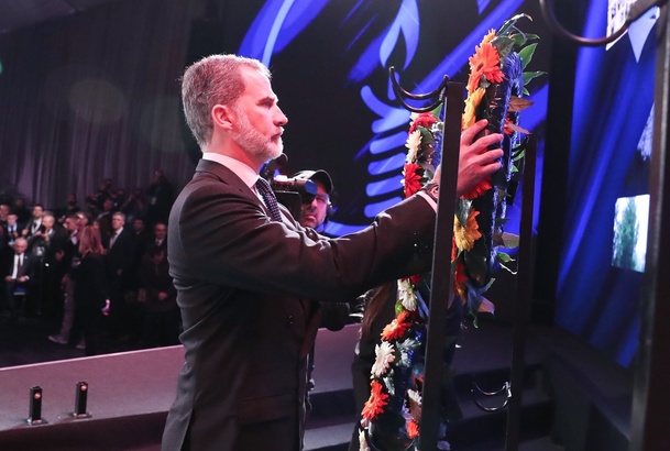 Don Felipe realiza una la ofrenda floral en el Foro Internacional de dirigentes por el Día Internacional de Recuerdo del Holocausto