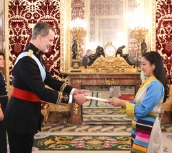 Su Majestad el Rey recibe de manos de Futi Sherpa, Embajadora de la República Federal Democrática del Nepal, las Cartas que le acreditan como represen