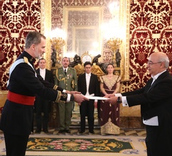 Su Majestad el Rey recibe de manos de Toufik Milat, Embajador de la República Argelina Democrática y Popular, las Cartas que le acreditan como represe