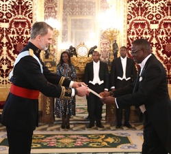 Su Majestad el Rey recibe de manos de Richard Angulu Opembe, Embajador de la República de Kenia, las Cartas que le acreditan como representante de su 