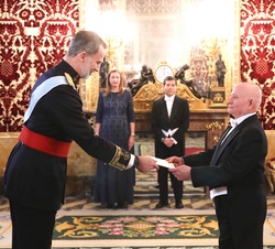 Su Majestad el Rey recibe de manos de Manuel Orestes Nieto de Icaza, Embajador la República de Panamá, las Cartas que le acreditan como representante 