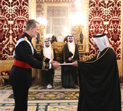 Su Majestad el Rey recibe de manos de Abdulla Bin Ibrahim Abdulrahman Sultan Al Hamar, Embajador del Estado de Qatar, las Cartas que le acreditan como