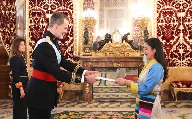 Su Majestad el Rey recibe de manos de Futi Sherpa, Embajadora de la República Federal Democrática del Nepal, las Cartas que le acreditan como represen