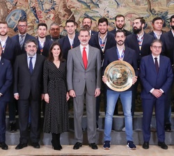 Sus Majestades los Reyes junto a los integrantes de la Selección Nacional de Balonmano, con el trofeo que les acredita como campeones de Europa 2020
