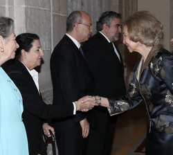 Doña Sofía recibe el saludo de la señora Ita Bartuv, superviviente del Holocausto