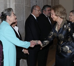 Doña Sofía recibe el saludo de la señora Rhoda Abecasís, superviviente del Holocausto
