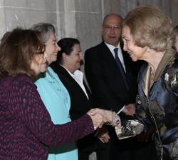 Doña Sofía recibe el saludo de la señora Eva Leitman Benatar, superviviente del Holocausto
