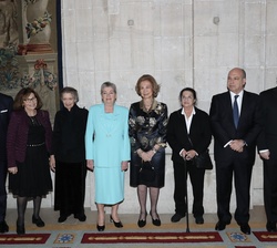 Su Majestad la Reina junto al ministro de Cultura y Deporte; a las tres supervivientes del Holocausto; la Princesa Irene de Grecia y los señores Migue