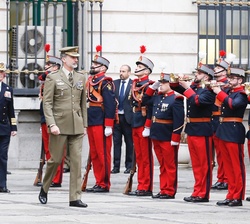 Su Majestad el Rey pasa revista a la compañía del Regimiento de Infantería "Inmemorial el Rey nº 1