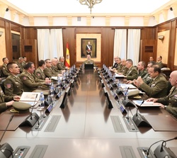 Su Majestad el Rey preside la reunión donde es informado de los planes del Ejército