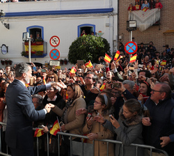 Don Felipe saluda al público congregado a su llegada