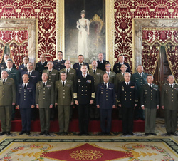 Fotografía de grupo de Su Majestad el Rey junto a los Suboficiales Mayores