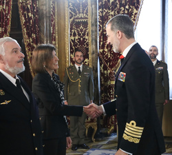 Su Majestad el Rey recibe el saludo de la directora general de Política de Defensa, María Elena Gómez Castro