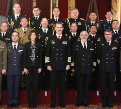 Su Majestad el Rey junto a los agregados de Defensa, Militares, Navales, Aéreos y de Armamento acreditados en España y a una comisión de representantes españoles