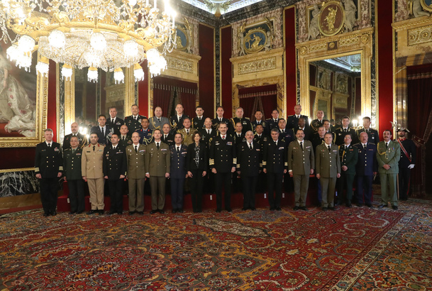 Su Majestad el Rey junto a los agregados de Defensa, Militares, Navales, Aéreos y de Armamento acreditados en España y a una comisión de representantes españoles