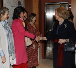 Su Majestad la Reina Doña Sofía recibe el saludo de la presidenta del Grupo Santander, Ana Botín-Sanz de Sautuola