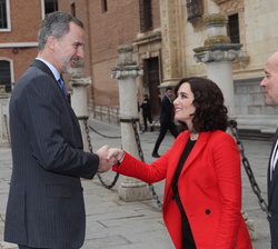 Su Majestad el Rey recibe el saludo de Isabel Diaz Ayuso, Presidenta de la Comunidad de Madrid, en presencia del ministro de Justicia, Juan Carlos Cam