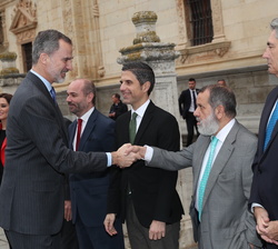 Don Felipe es saludado por Francisco Miguel Fernández Marugán, Defensor del Pueblo en funciones en presencia del Alcalde de Alcalá de Henares y el Rec