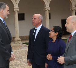 Su Majestad el Rey conversa con Patricio Larrosa, Presidente de la Asociación Colaboración y Esfuerzo de la República de Honduras, en presencia de la 