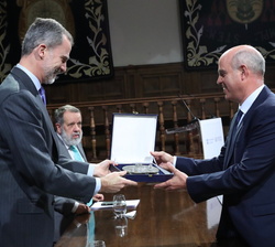 Don Felipe entrega a Patricio Larrosa, Presidente de la Asociación Colaboración y Esfuerzo de la República de Honduras, el premio Rey de España a los 