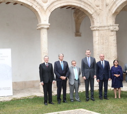 Su Majestad el Rey acompañado de los organizadores, premiados, y miembros del Jurado de la VIII edición de los Premios Rey de España de Derechos Human