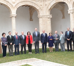 Don Felipe acompañado de los organizadores, premiados, autoridades y miembros del Jurado de la VIII edición de los Premios Rey de España de Derechos H