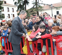 Su Majestad el Rey recibe el saludo de unos niños que le esperaban a la salida del Paraninfo de la Universidad de Alcalá