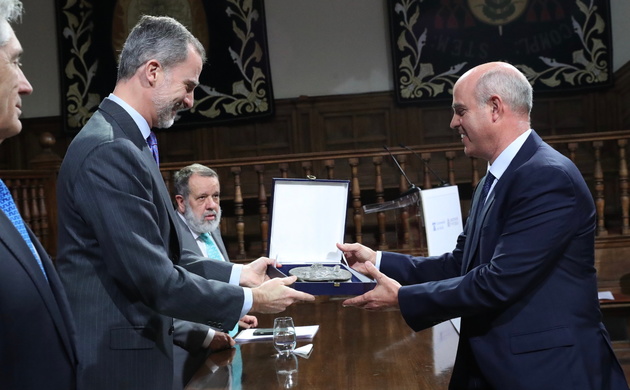 Don Felipe entrega a Patricio Larrosa, Presidente de la Asociación Colaboración y Esfuerzo de la República de Honduras, el premio Rey de España a los 