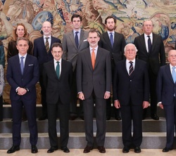 Su Majestad el Rey junto al Consejo de la Diputación de la Grandeza de España y Títulos del Reino