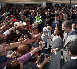 Sus Majestades los Reyes reciben una calurosa bienvenida a su llegada al Ayuntamiento de Almonte