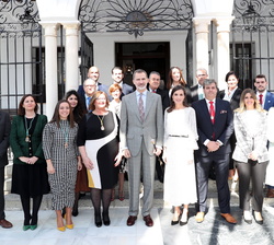 Fotografía de grupo de Sus Majestades los Reyes con los miembros de la corporación municipal de Almonte