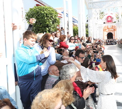Su Majestad la Reina recibe un caluroso saludo de los almonteños a su llegada a la Parroquia de Nuestra Señora de la Asunción