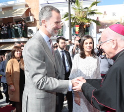Sus Majestades los Reyes a su llegada a la Parroquia de Nuestra Señora de la Asunción son recibidos por el obispo de Huelva, José Vilaplana