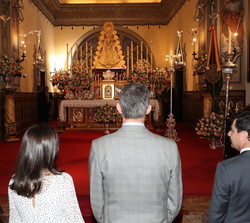Sus Majestades los Reyes en la Parroquia de Nuestra Señora de la Asunción frente a la Virgen del Rocío