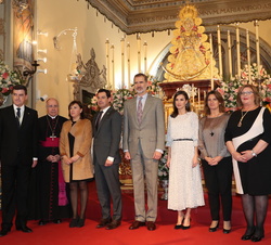 Fotografía de grupo de Sus Majestades los Reyes con las autoridades