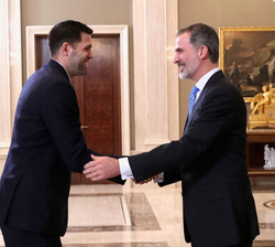 Su Majestad el Rey recibe el saludo del capitán del Real Madrid, Felipe Reyes