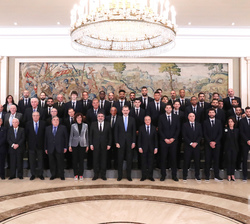Fotografía de grupo de Su Majestad el Rey junto a los asistentes a la audiencia del Real Madrid y las autoridades