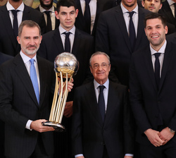 Su Majestad el Rey recibe de manos del capitán Felipe Reyes una réplica del trofeo de la Copa de S.M. el Rey de Baloncesto
