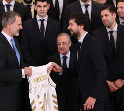 Su Majestad el Rey recibe de manos de Sergio Llull una camiseta del Real Madrid serigrafiada con su nombre