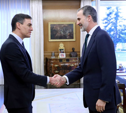 Su Majestad el Rey recibe el saludo del presidente del Gobierno, Pedro Sánchez